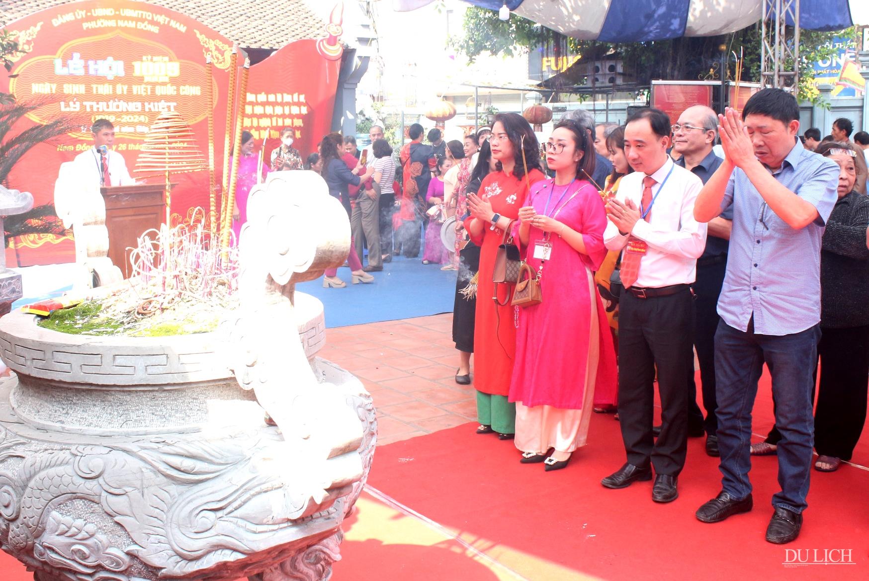 Bí thư Đảng ủy phường Nam Đồng Trịnh Gia Hưng (áo trắng) cùng các đại biểu dâng hương tại đình Nam Đồng